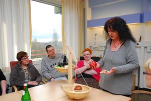 Gewichtswaagespiel in der Selbsthilfegruppe