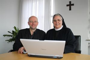 Start frei für die neuen Internet-Auftritte: Winfried Behler, Leiter der Unternehmenskommunikation der Krankenhausträgerin Franziskus Stiftung, und Schwester Diethilde Bövingloh, Vorstandsmitglied der Stiftung, beim Mausklick. Start frei für die neuen Internet-Auftritte: Winfried Behler, Leiter der Unternehmenskommunikation der Krankenhausträgerin Franziskus Stiftung, und Schwester Diethilde Bövingloh, Vorstandsmitglied der Stiftung, beim Mausklick.
