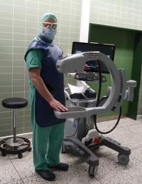 Dr. Klenner mit dem neuen Mini-C-Bogen