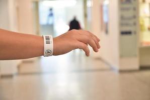 Identifikation durch Armbänder
