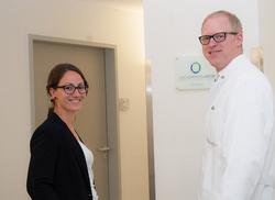 Freuen sich über den Behandlungserfolg: Mira Turnsek und Priv.-Doz. Dr. Jan Börgel.