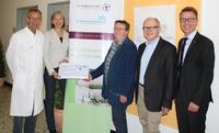 Einen Spendenbetrag von 1.700 Euro erbrachte der diesjährige Charitylauf des Brustzentrums Hamm, Ahlen-Soest. Einen Scheck in der Höhe konnte der Selbsthilfeverein „pro mamma“ jetzt in Empfang nehmen.