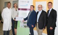 Einen Spendenbetrag von 1.700 Euro erbrachte der diesjährige Charitylauf des Brustzentrums Hamm, Ahlen-Soest. Einen Scheck in der Höhe konnte der Selbsthilfeverein „pro mamma“ jetzt in Empfang nehmen.