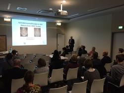 Dr. Dr. Jürgen Abrams stellte im Rahmen eines Symposiums für Nachwuchsmediziner die Vorteile der "minimal scar incision" vor: Durch den minimalen Zugang verbleiben nur noch unauffällige Narben.