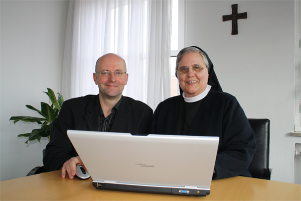 Start frei für die neuen Internet-Auftritte: Winfried Behler, Leiter der Unternehmenskommunikation der Krankenhausträgerin Franziskus Stiftung, und Schwester Diethilde Bövingloh, Vorstandsmitglied der Stiftung, beim Mausklick.